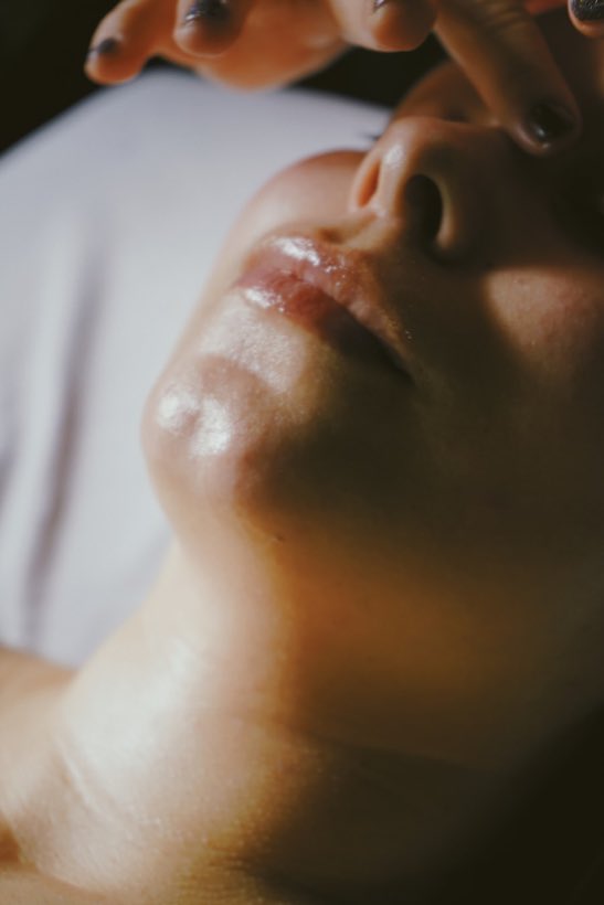 Cosmiatra realizando un masaje facial durante una sesión
