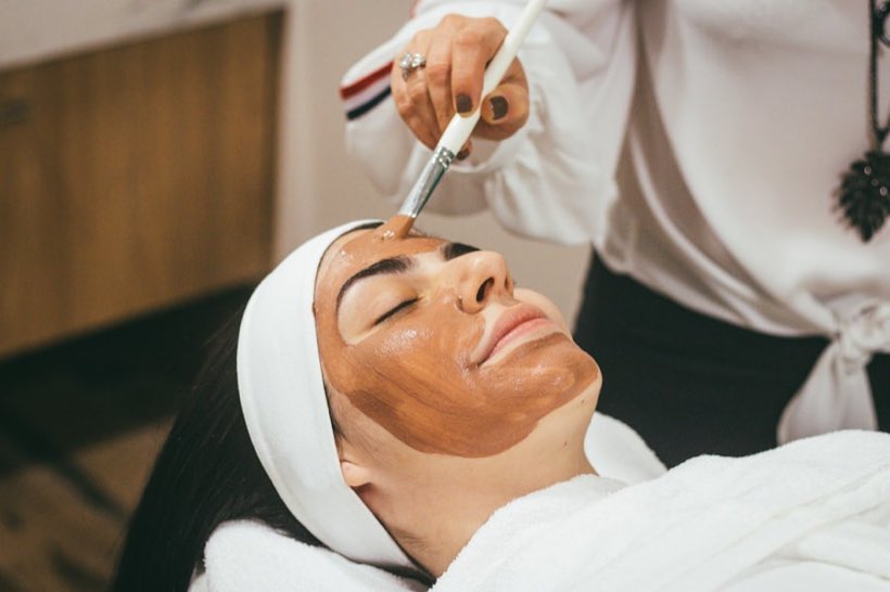 Tratamiento facial con mascarilla en cabina