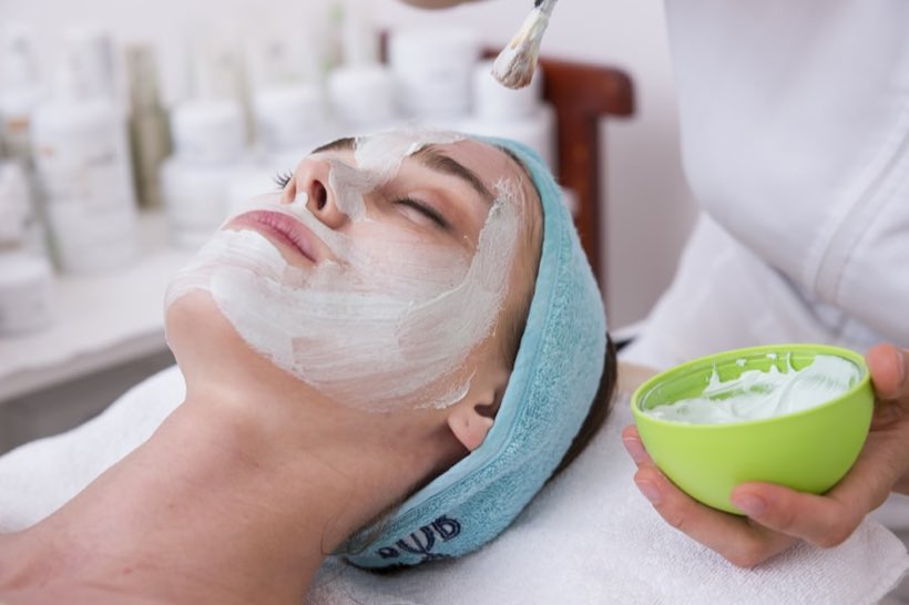 Aplicación de crema durante un tratamiento facial