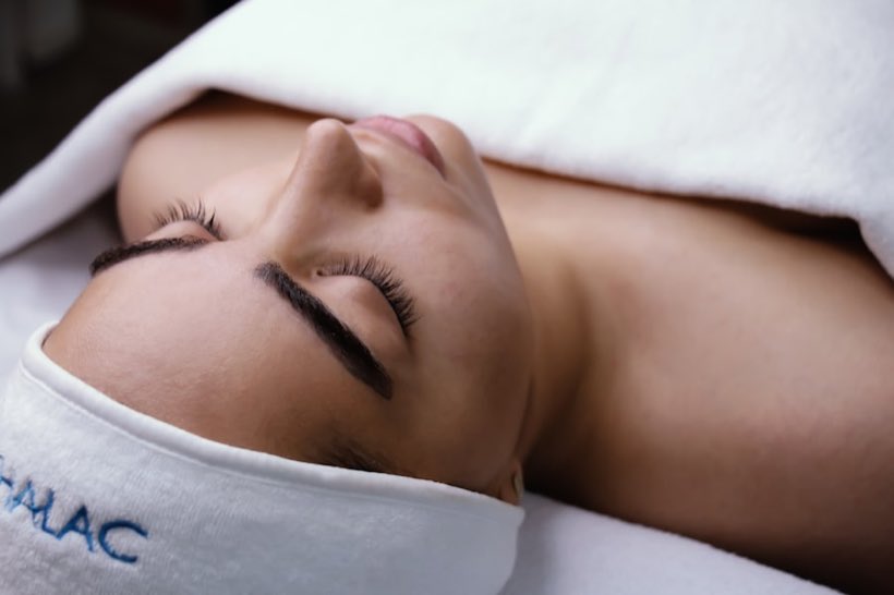 Persona relajada con los ojos cerrados durante el tratamiento