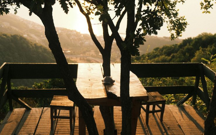 Deck de madera con baranda mirando al bosque y al lago