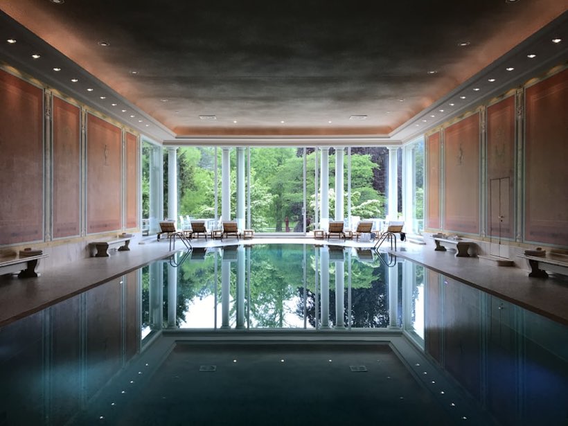 Piscina cubierta climatizada con ventanales al bosque