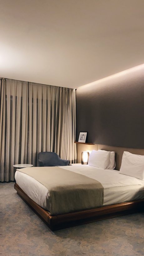 Habitación con cama matrimonial y ropa de cama blanca
