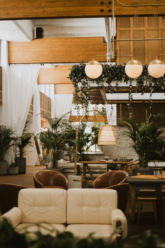 Sala de estar del hotel con lámpara colgante