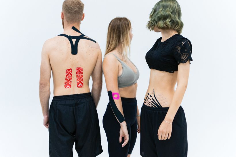 Tres personas con vendaje neuromuscular colocado en espalda, brazo y abdomen
