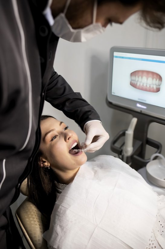 Odontóloga escaneando la boca de un paciente con un escáner intraoral