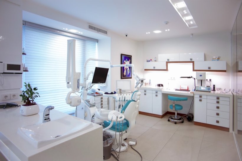 Consultorio odontológico moderno con sillón y equipamiento